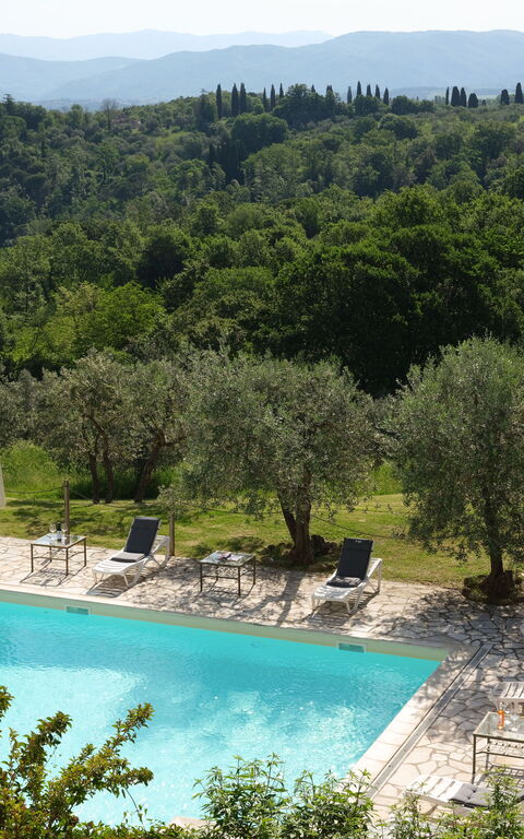 Pozzo Dei Desideri: Exteriör, slå samman, Utomhus