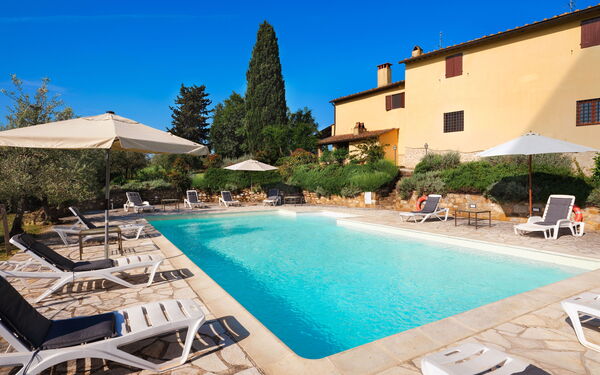 Pozzo dei Desideri: Exteriör, slå samman, Utomhus