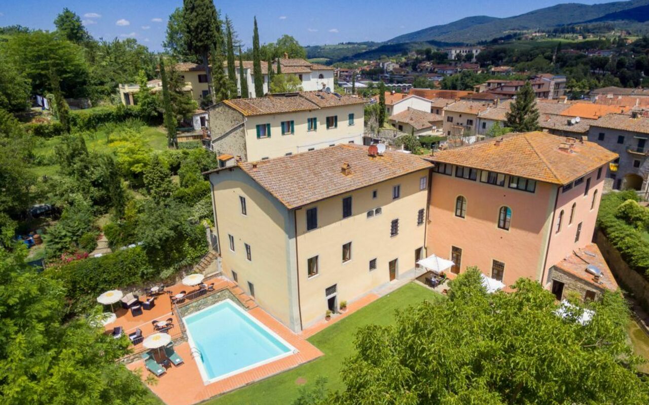 Palazzo a Greve: slå samman, Utomhus