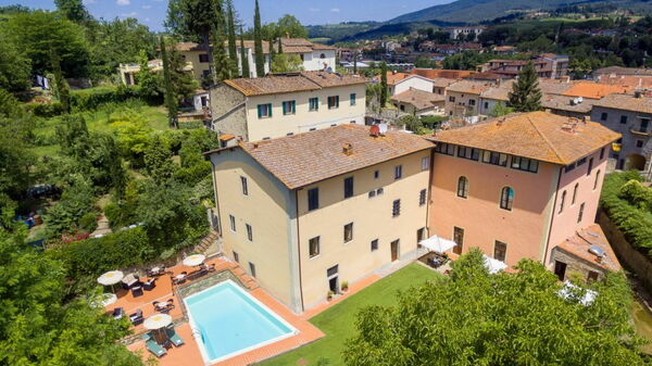 Palazzo a Greve: slå samman, Utomhus