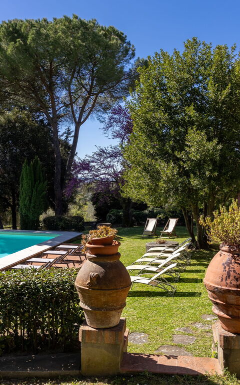 Villa Orchidea: slå samman, Utomhus