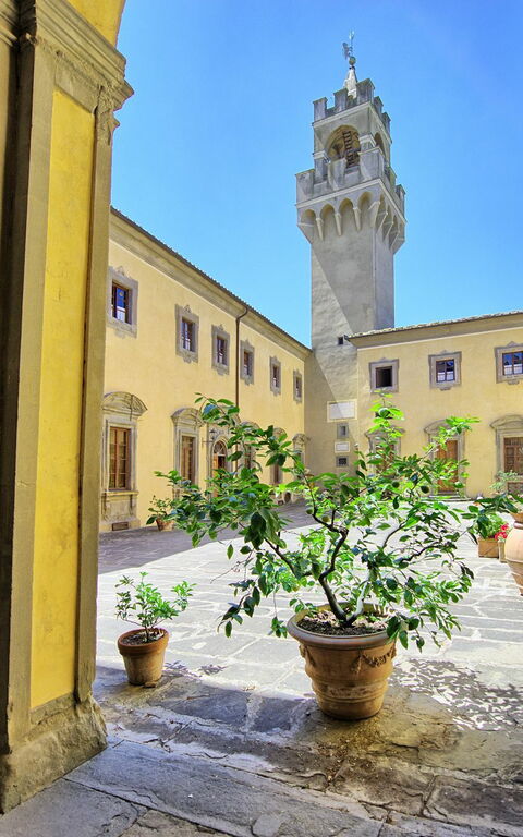 Montegufoni: Exteriör, Utomhus