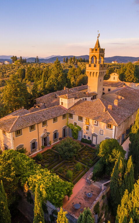 Montegufoni: Exteriör, Utomhus