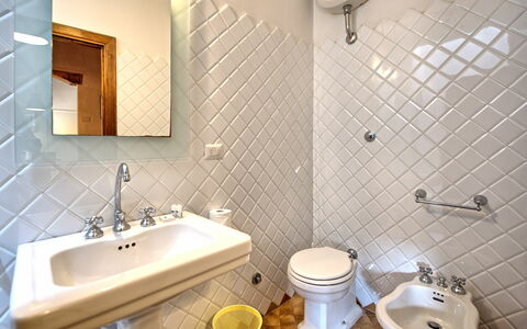 Semesterboende Montegufoni 19b: Badrum