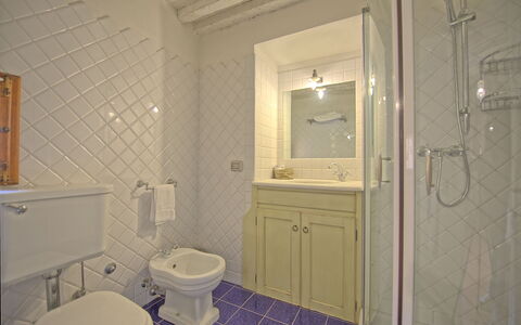 Semesterboende Montegufoni 13: Badrum