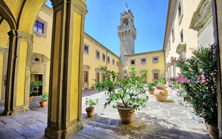 Montegufoni: Exteriör, Utomhus