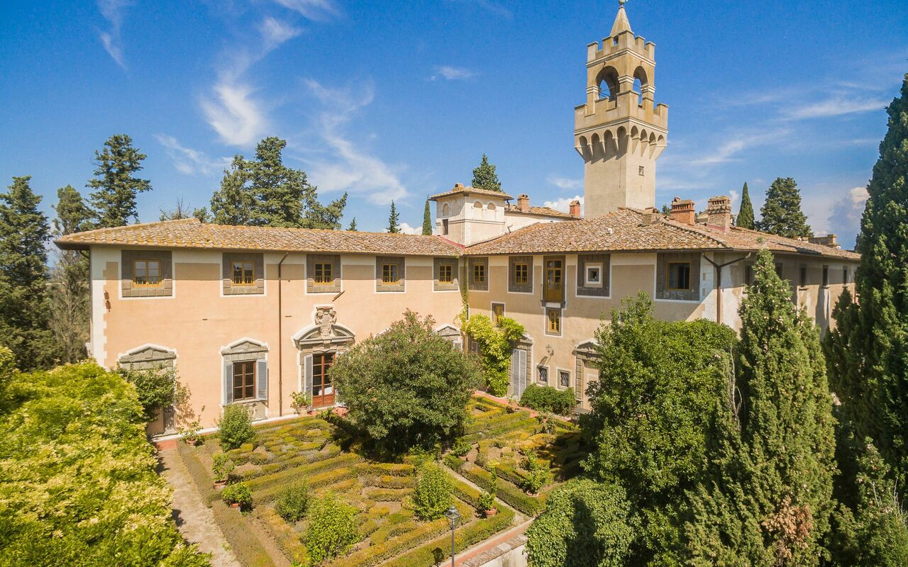 Montegufoni: Exteriör, Utomhus, Visningar