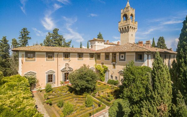 Montegufoni: Exteriör, Utomhus, Visningar