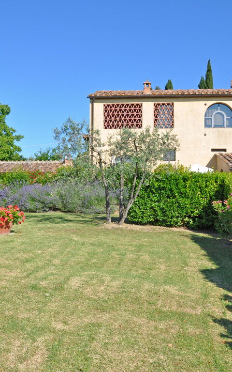 I Glicini: Exteriör, Utomhus