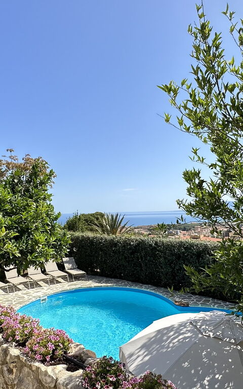 Castellammare: Exteriör, slå samman, Visningar