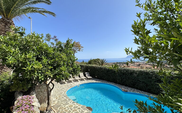 Castellammare: Exteriör, slå samman, Visningar