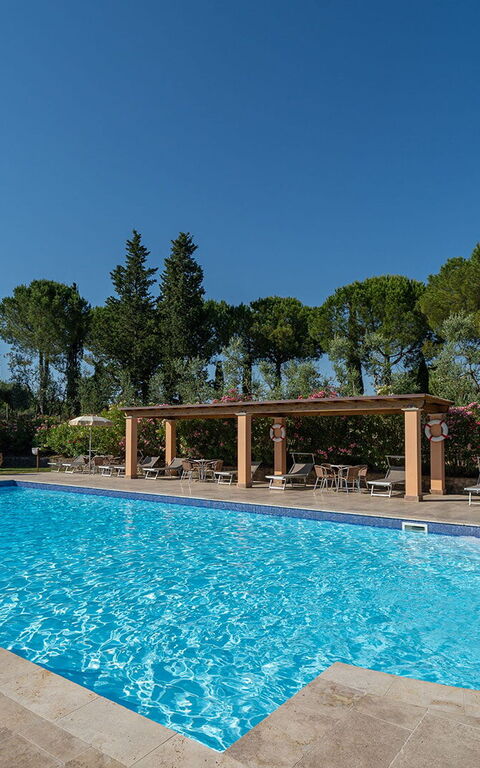 Montelopio: Exteriör, slå samman, Utomhus