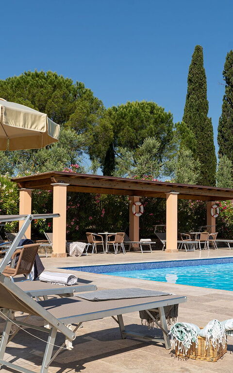 Montelopio: Exteriör, slå samman, Utomhus