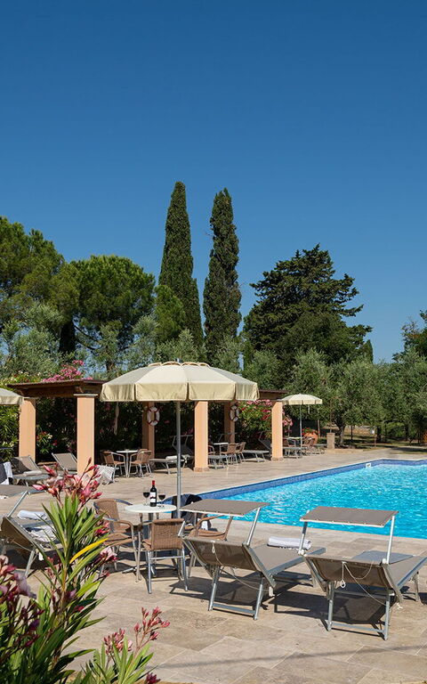 Montelopio: Exteriör, slå samman, Utomhus