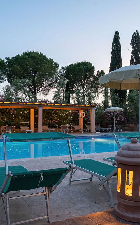 Montelopio: Exteriör, slå samman, Utomhus