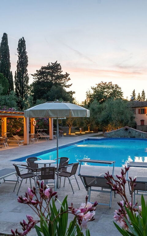 Montelopio: Exteriör, slå samman, Utomhus