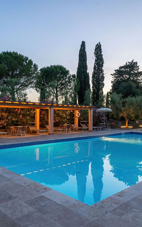 Montelopio: Exteriör, slå samman, Utomhus