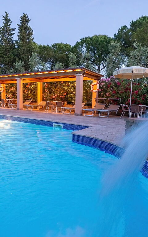 Montelopio: Exteriör, slå samman, Utomhus