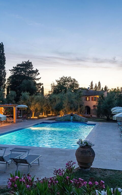 Montelopio: Exteriör, slå samman, Utomhus