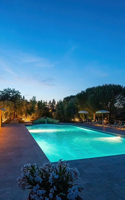 Montelopio: Exteriör, slå samman, Utomhus