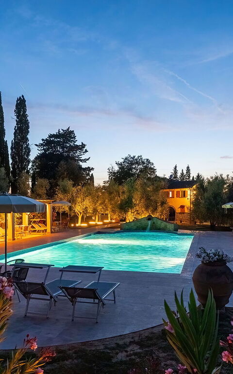 Montelopio: Exteriör, slå samman, Utomhus