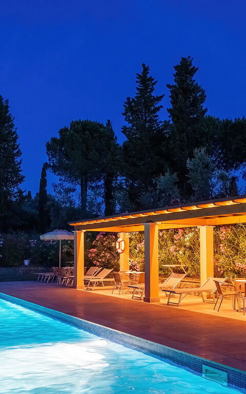 Montelopio: Exteriör, slå samman, Utomhus