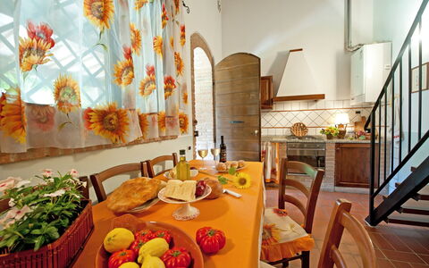 Semesterboende Montelopio 6: Kök, Lunchrum, Vardagsrum