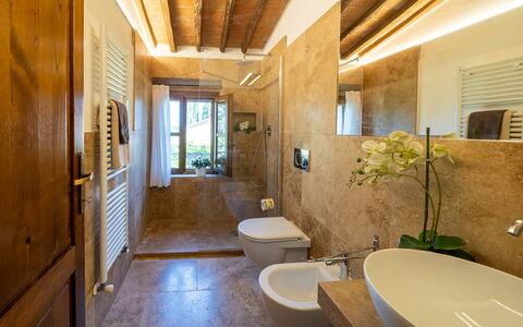 Semesterboende Montelopio 8: Badrum