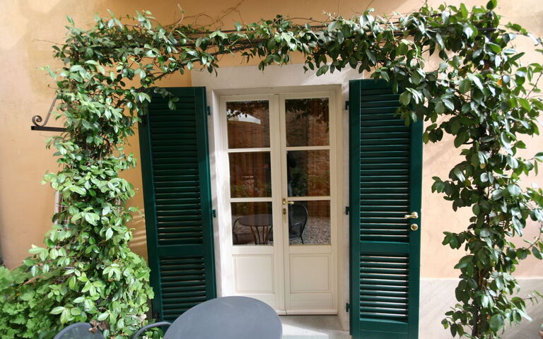 Santo Agostino: Exteriör, Utomhus