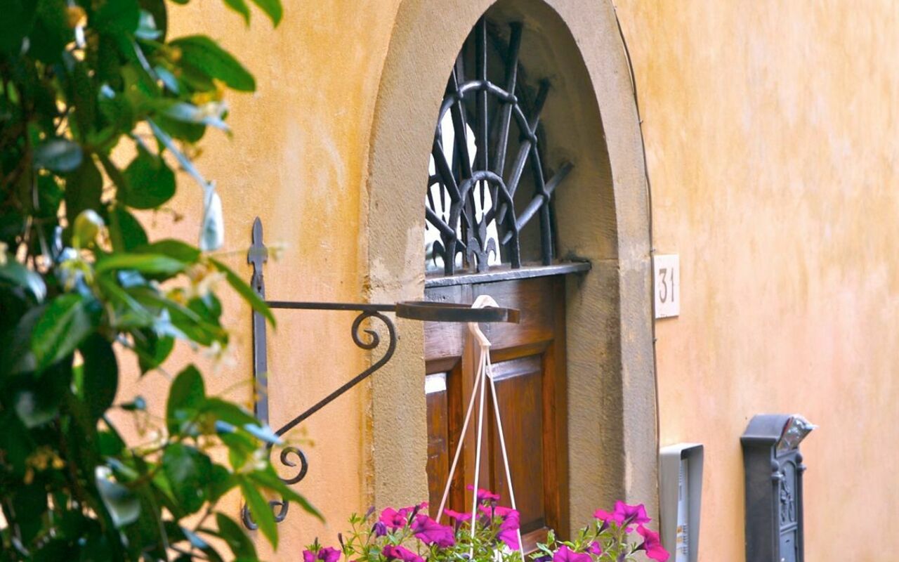 Santo Agostino: Exteriör, Utomhus