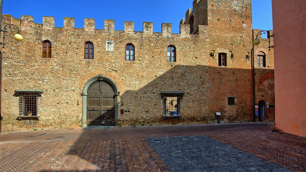 Certaldo: Exteriör, Huvudentré