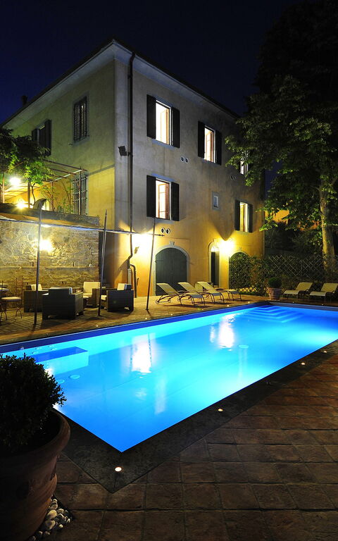 Villa Angelica: Exteriör, slå samman, Utomhus