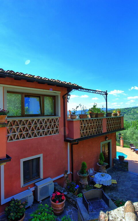 Casa Vania: Exteriör, Utomhus