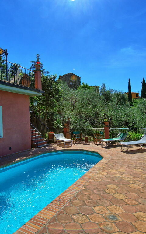 Casa Vania: Exteriör, slå samman, Utomhus