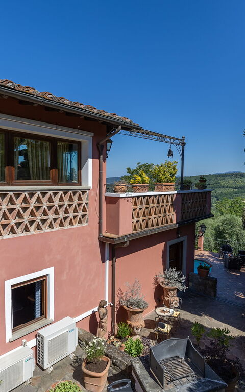 Casa Vania: Exteriör, Utomhus