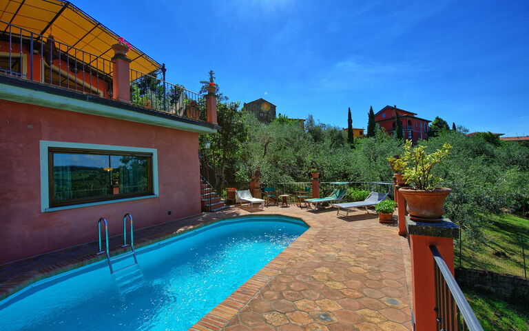 Casa Vania: Exteriör, slå samman, Utomhus