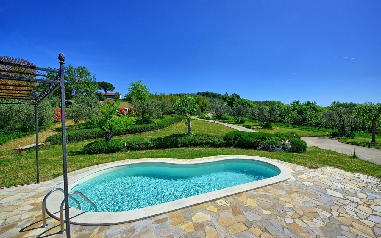 Villa Roberto: slå samman, Utomhus