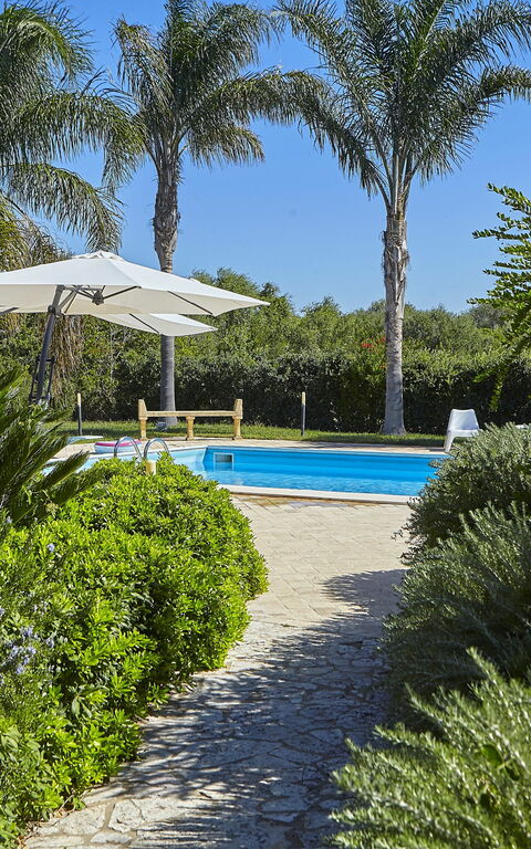 Villa Oasi: slå samman, Trädgård