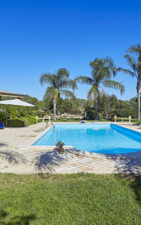 Villa Oasi: slå samman, Trädgård