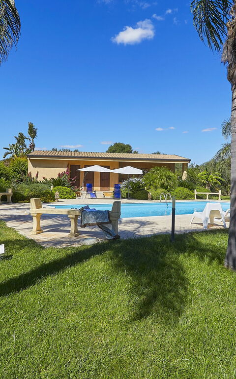 Villa Oasi: slå samman, Trädgård