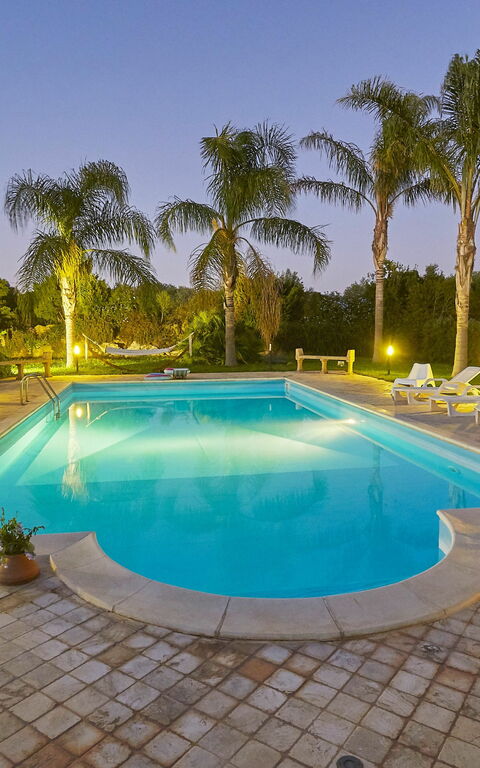 Villa Oasi: slå samman, Trädgård