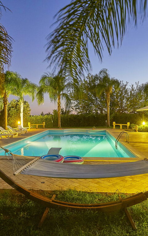 Villa Oasi: slå samman, Trädgård