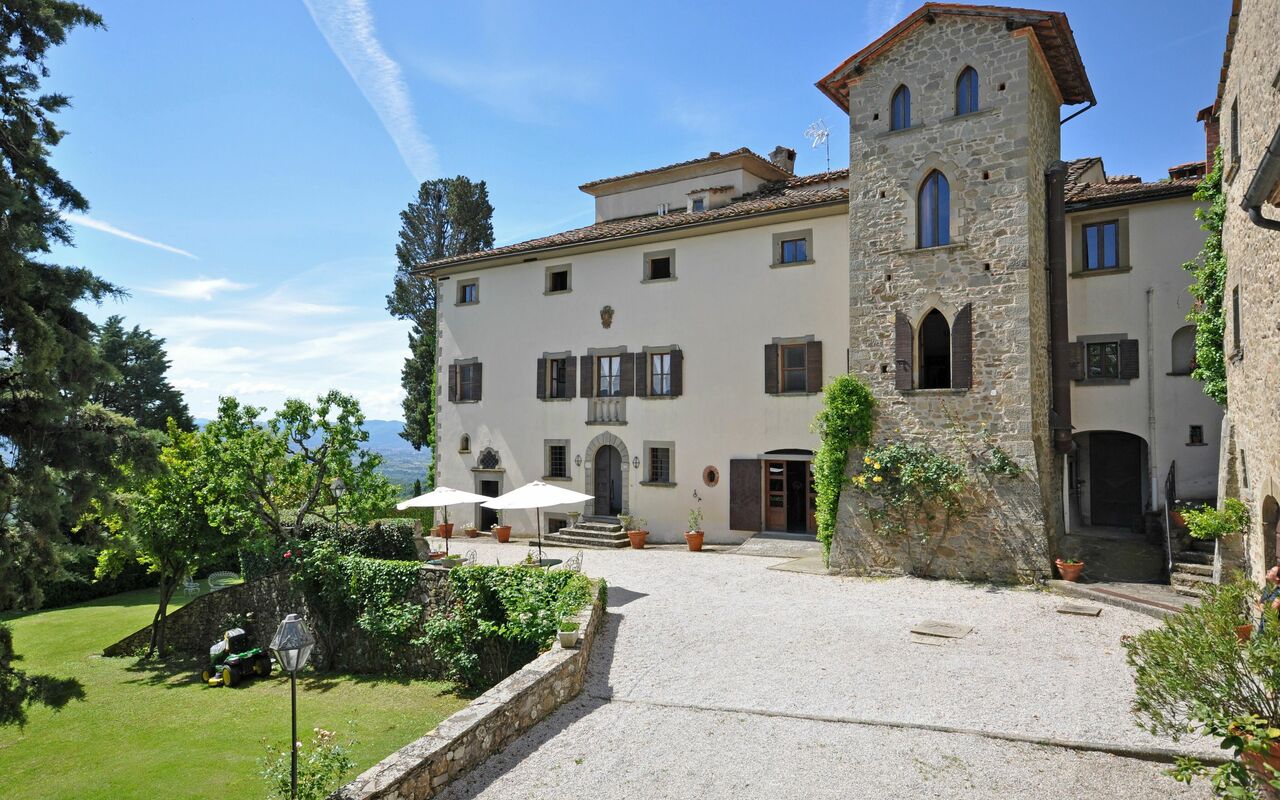 Civetta: Exteriör, Utomhus