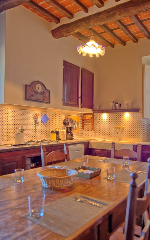 Villa Camaiore: Kök, Lunchrum