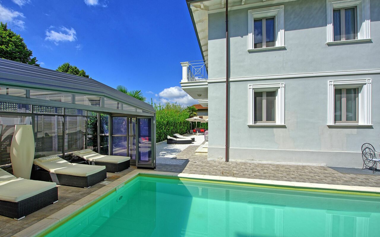 Villa Raffaela: slå samman, Utomhus