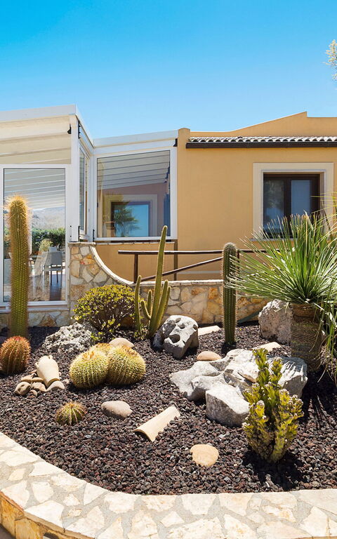 Afrodite: Exteriör, Trädgård