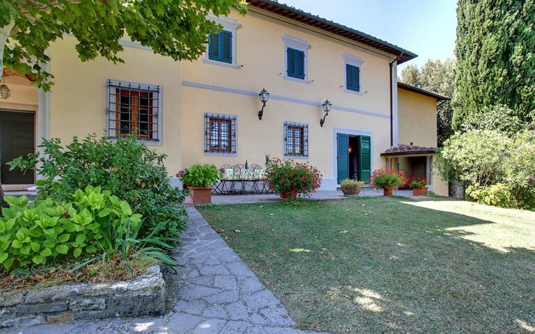 Villa Stolli: Exteriör, Trädgård