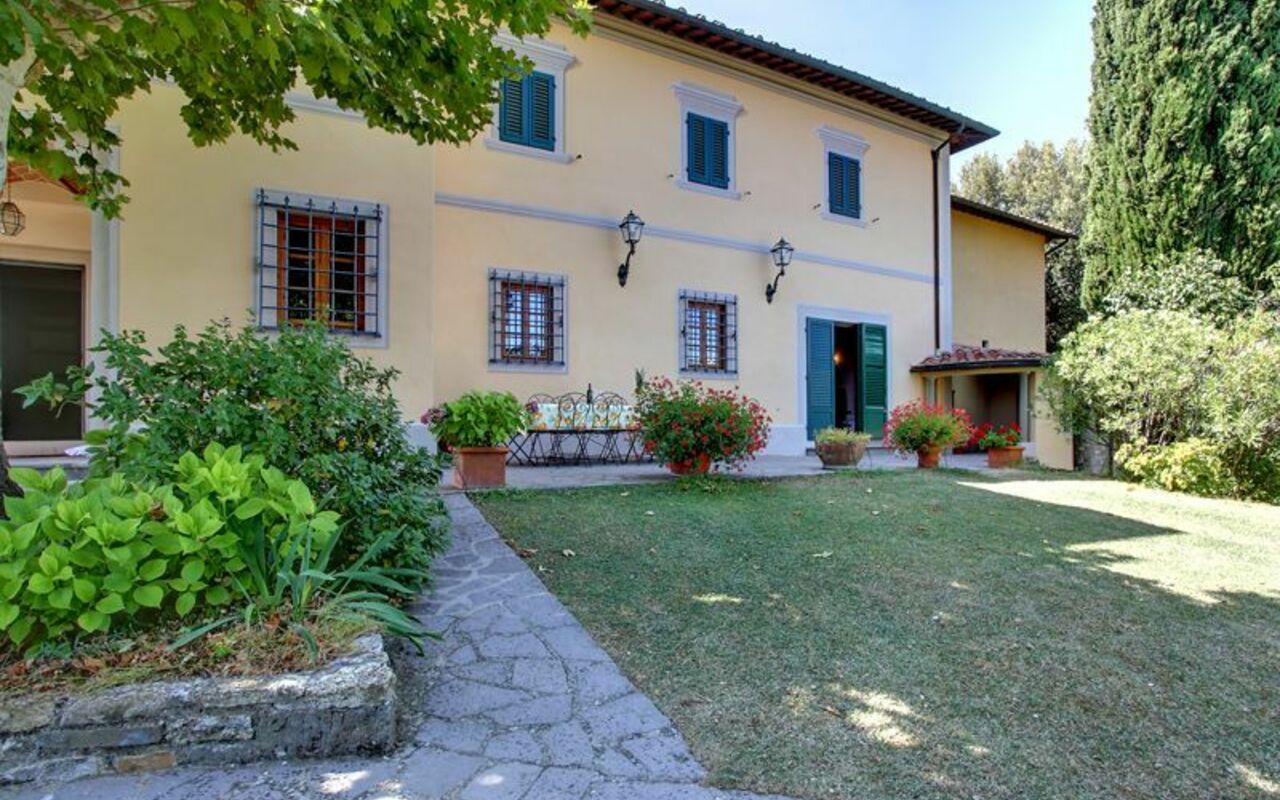 Villa Stolli: Exteriör, Trädgård