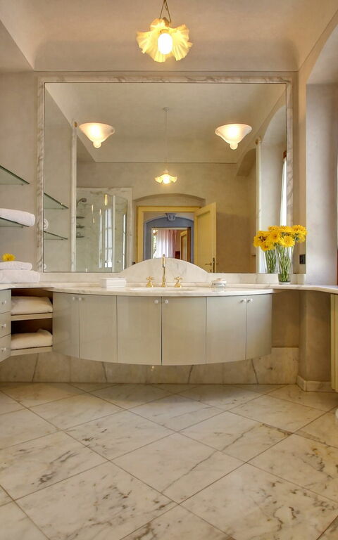 Villa Lucolena: Badrum