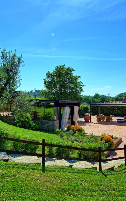 Villa Nora: Trädgård